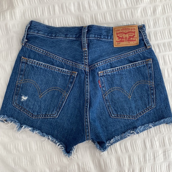 Levi 501 shorts medium dark wash - Picture 2 of 2
